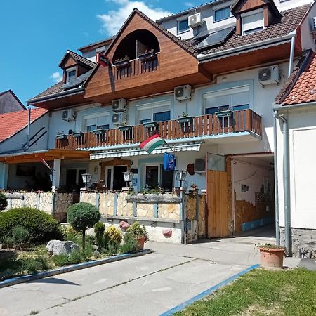 Lenzl'S Panzio Bed & Breakfast Szigetvar Bagian luar foto
