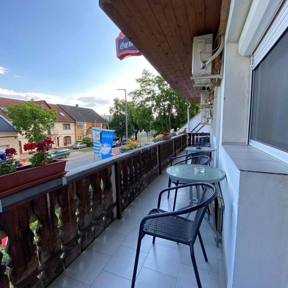 Lenzl'S Panzio Bed & Breakfast Szigetvar Bagian luar foto