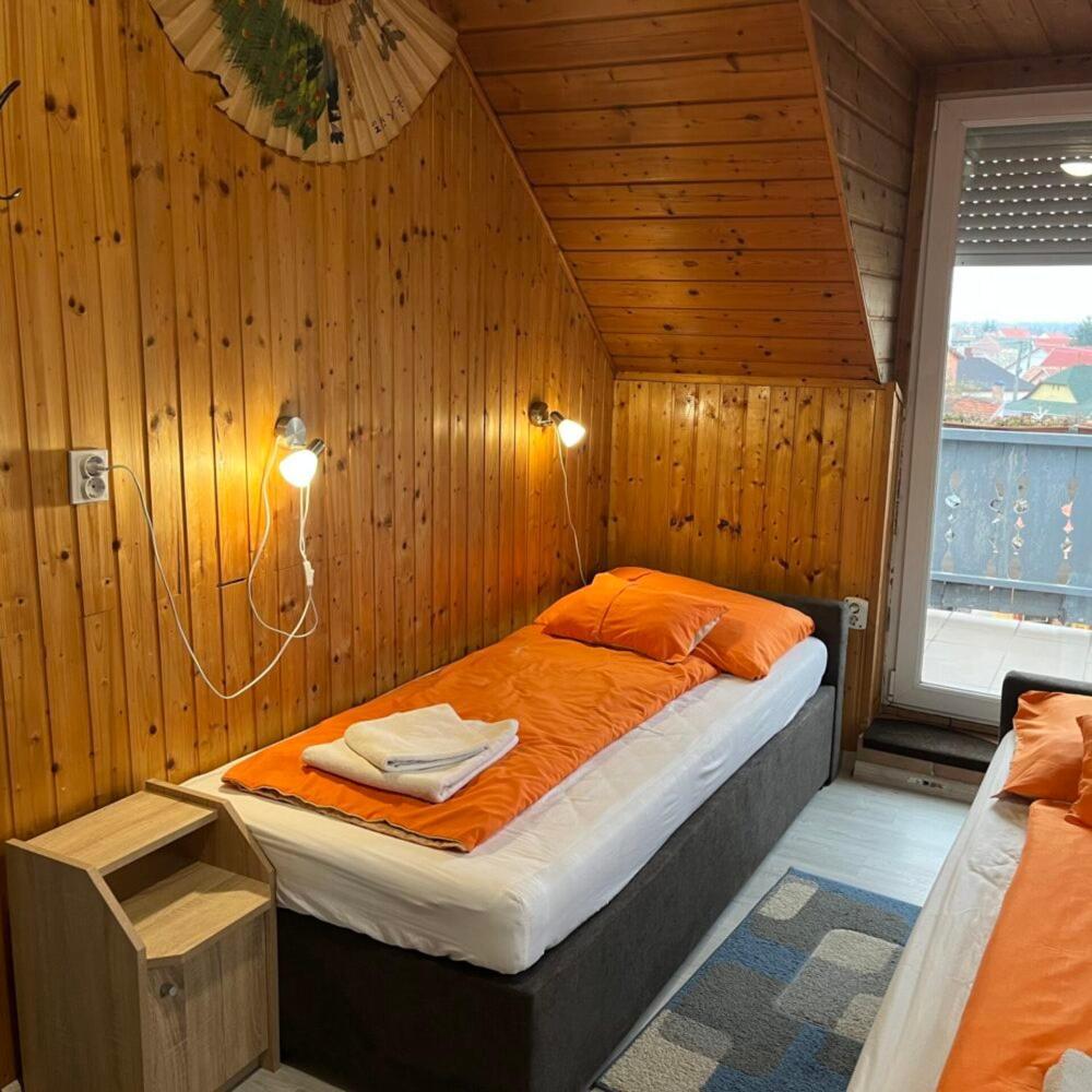 Lenzl'S Panzio Bed & Breakfast Szigetvar Bagian luar foto