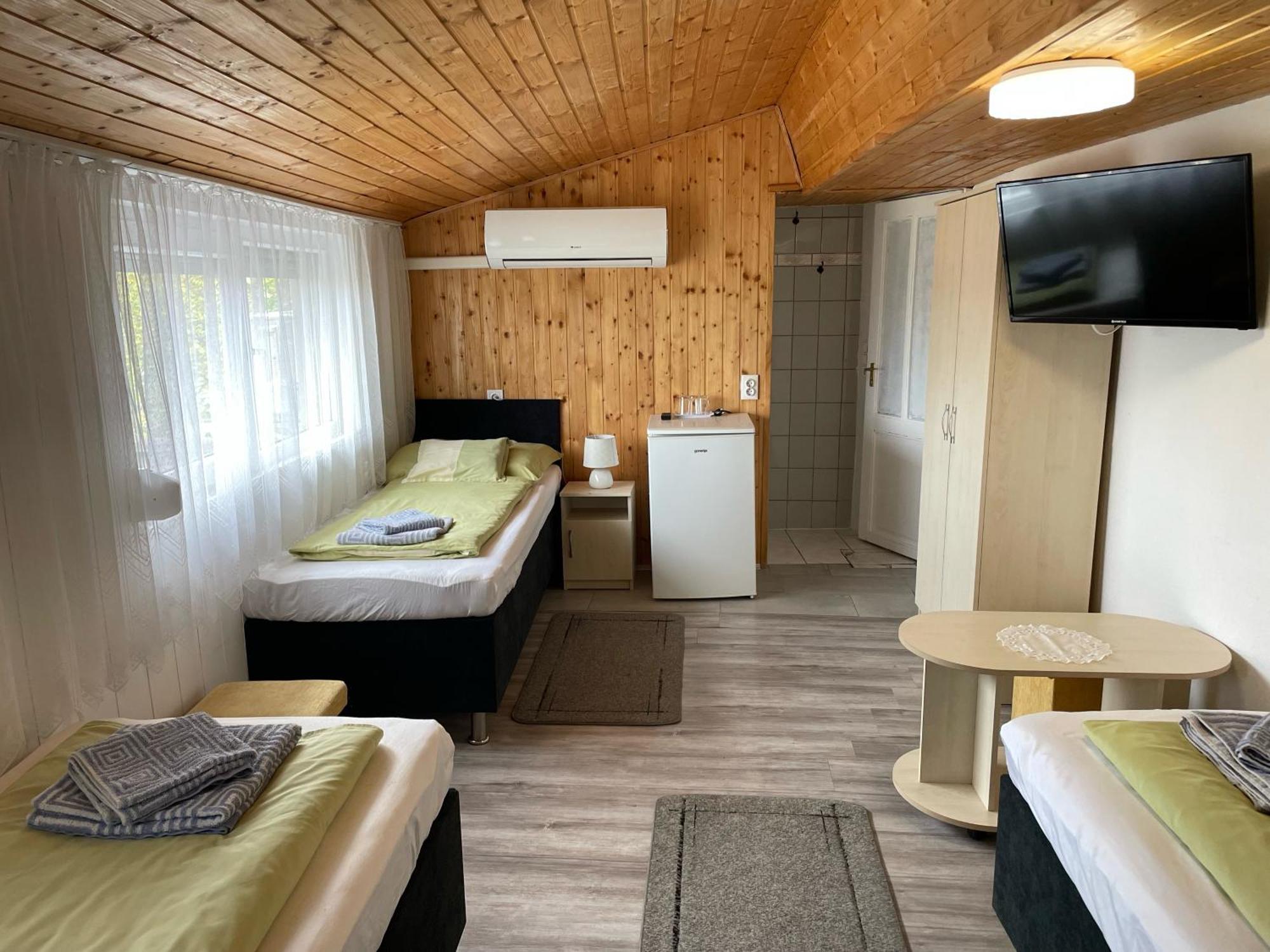 Lenzl'S Panzio Bed & Breakfast Szigetvar Bagian luar foto