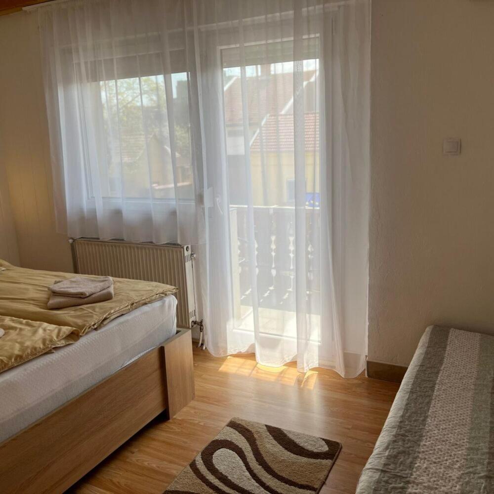 Lenzl'S Panzio Bed & Breakfast Szigetvar Bagian luar foto