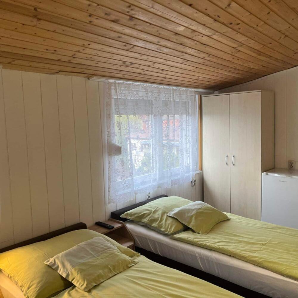 Lenzl'S Panzio Bed & Breakfast Szigetvar Bagian luar foto
