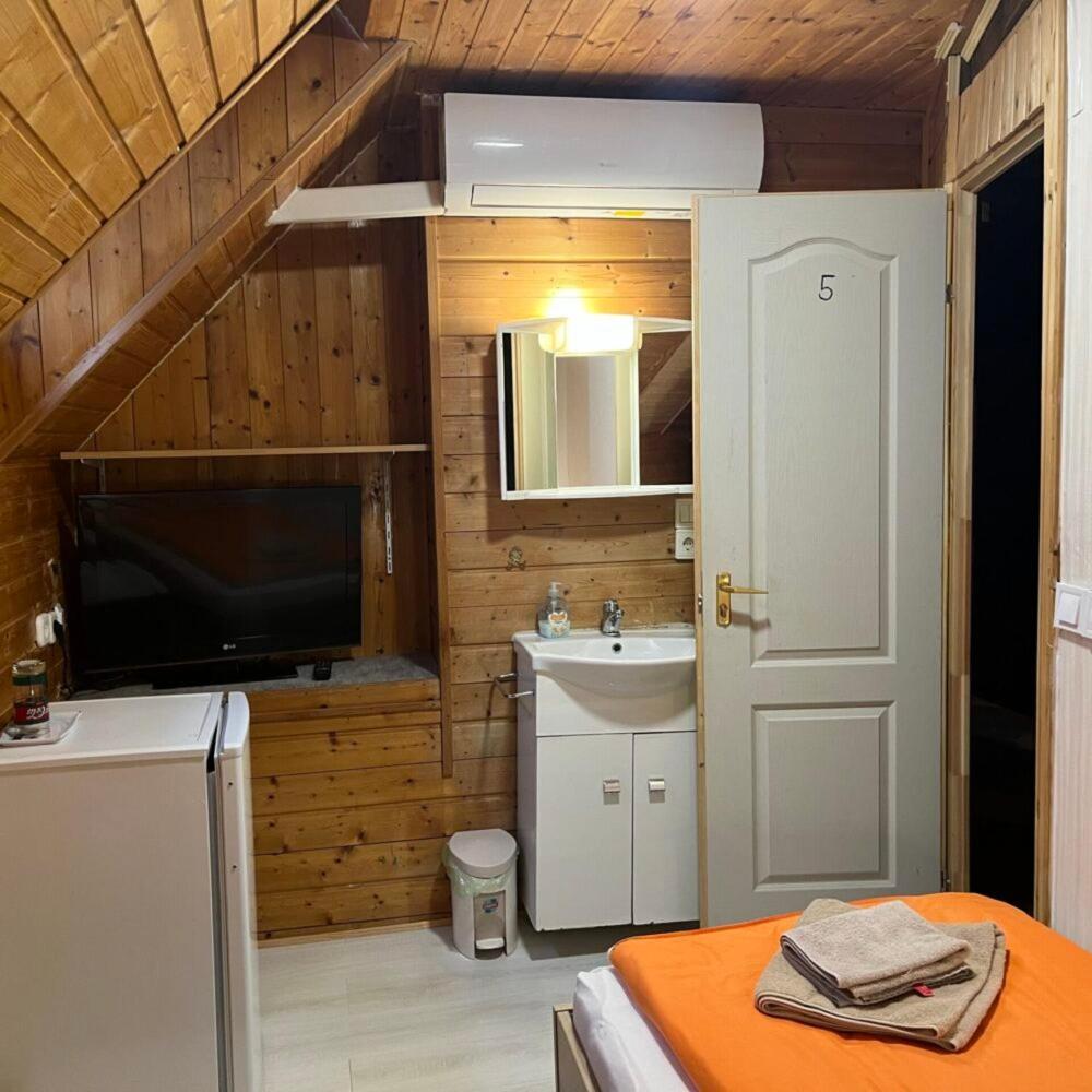 Lenzl'S Panzio Bed & Breakfast Szigetvar Bagian luar foto