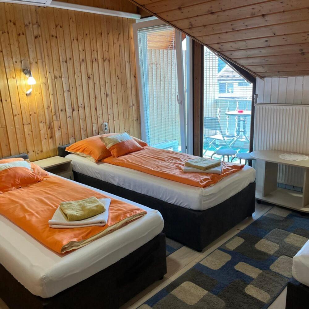 Lenzl'S Panzio Bed & Breakfast Szigetvar Bagian luar foto