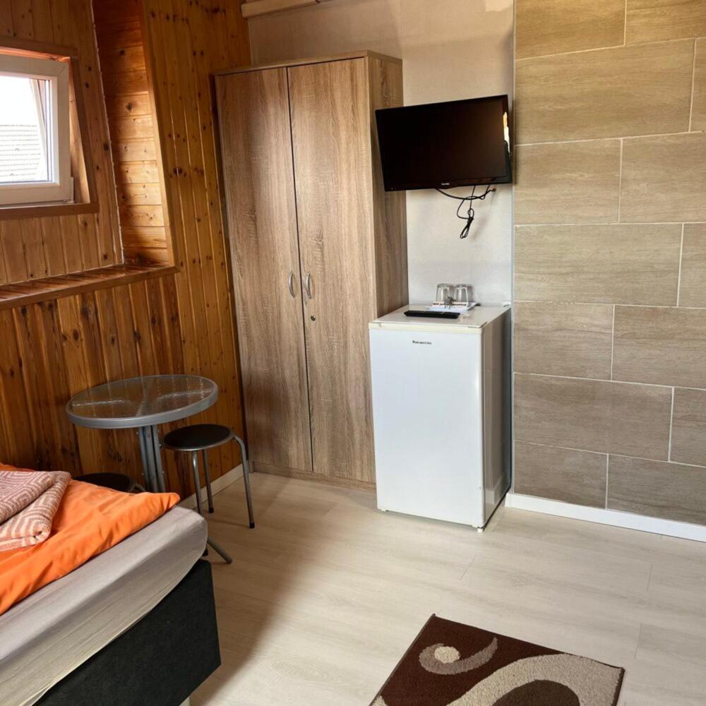 Lenzl'S Panzio Bed & Breakfast Szigetvar Bagian luar foto