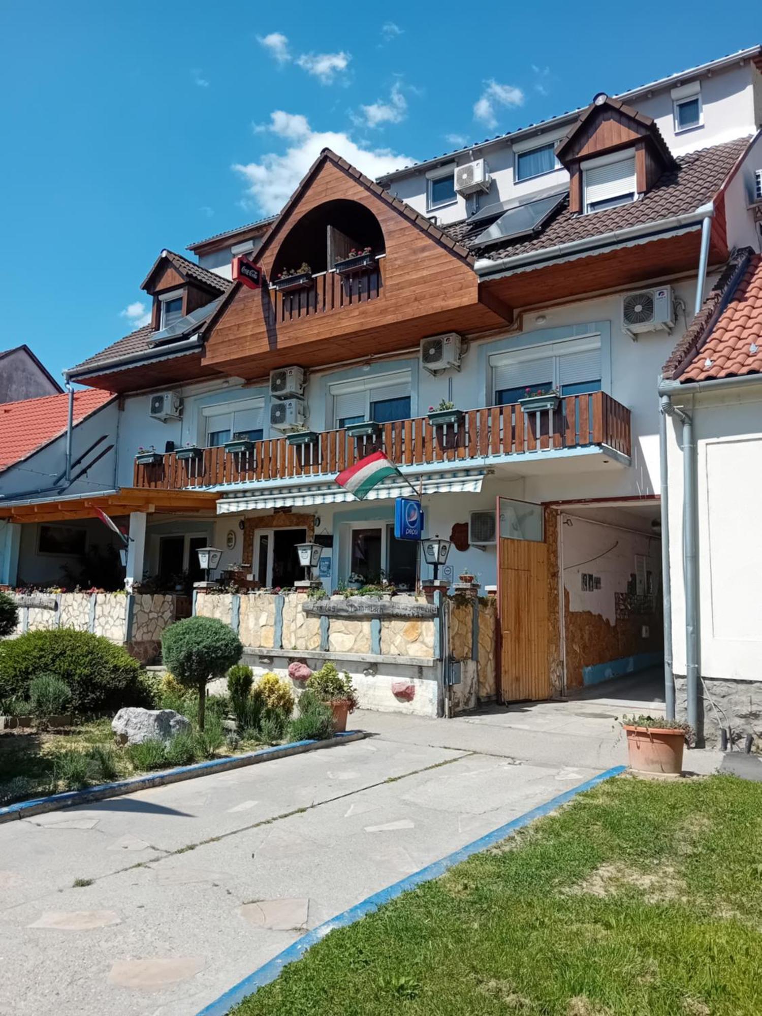 Lenzl'S Panzio Bed & Breakfast Szigetvar Bagian luar foto